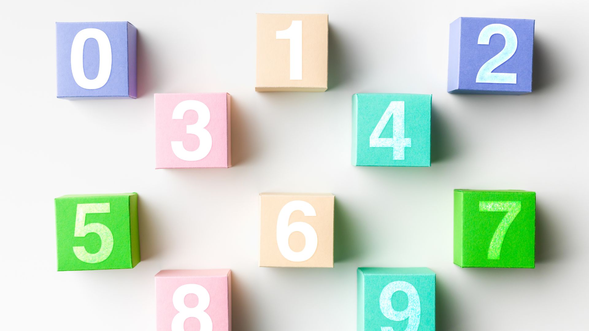ALT描述: 白色背景上整齊排列著 10 個粉嫩色系的立體紙方塊，每個方塊上分別印有白色數字 0 到 9，呈現極簡且柔和的視覺風格。