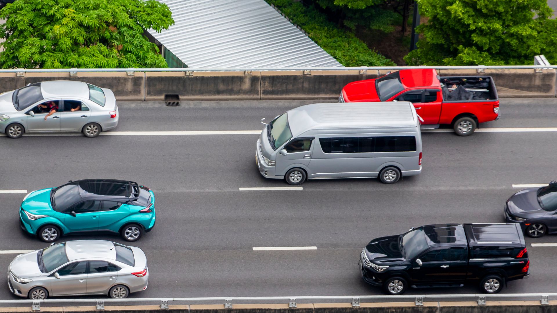 ALT描述: 從高處俯瞰多線道快速道路上的車流量，包含轎車、小巴士與紅色皮卡車。