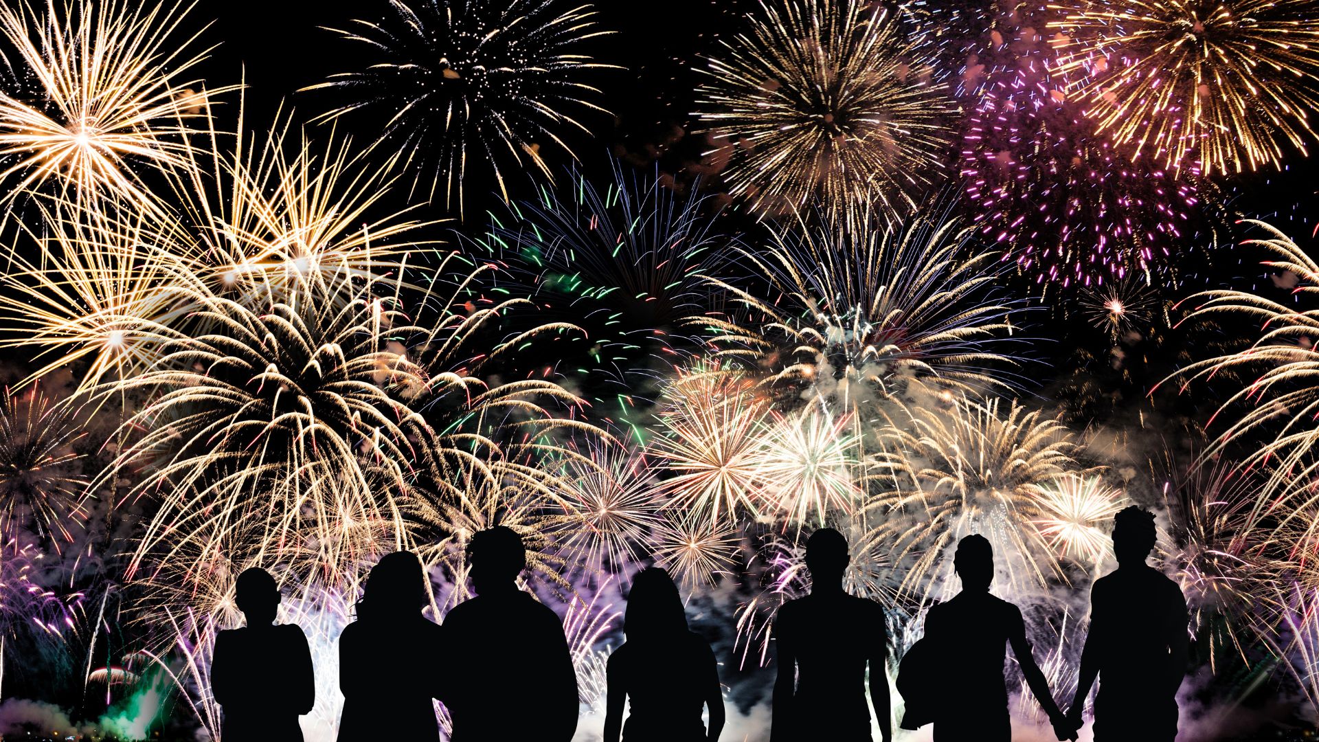 ALT描述: 七位人物背對鏡頭的黑色剪影，正前方是鋪滿整個天空、極其密集的金色與彩色煙火。