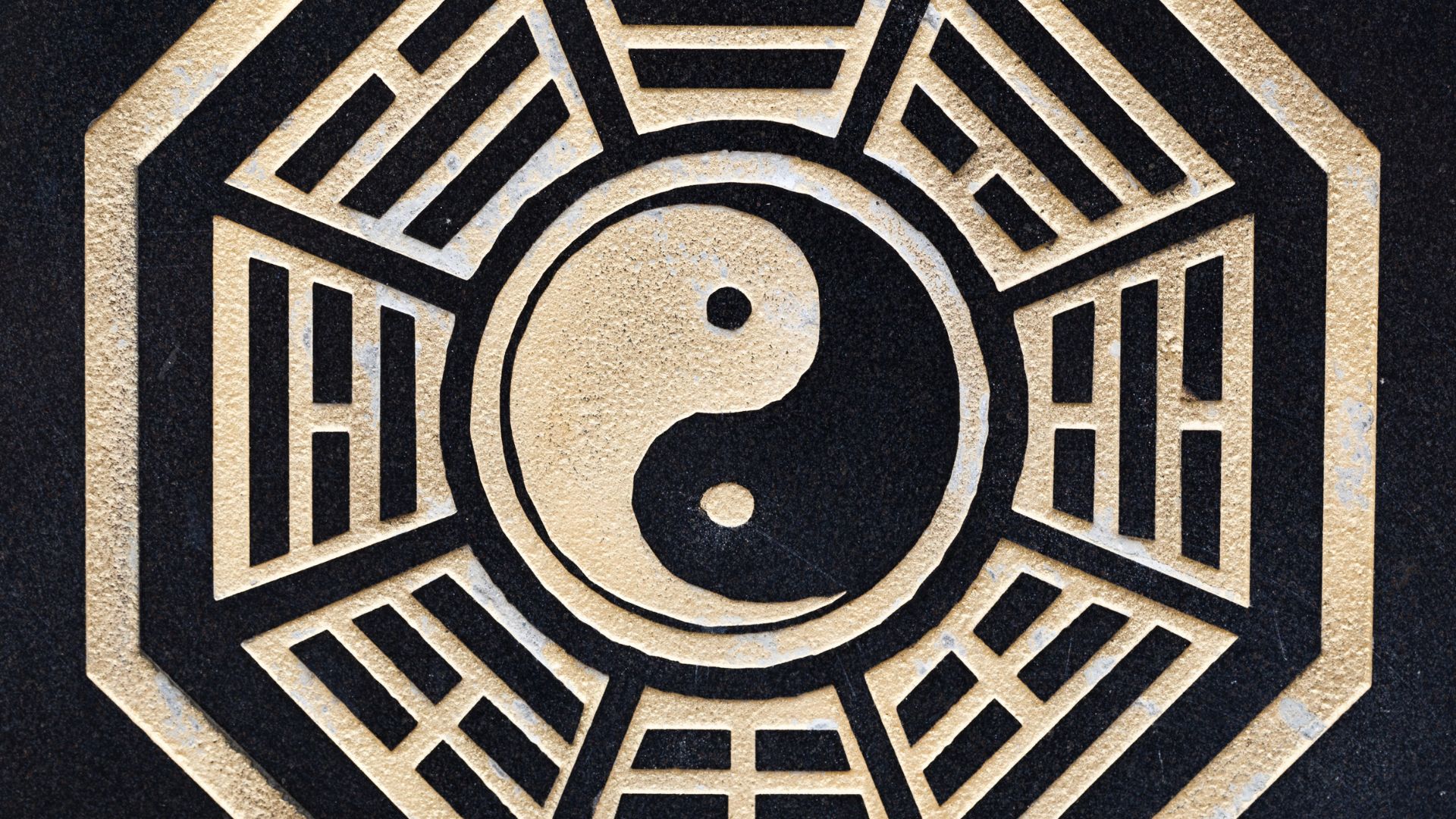 ALT描述: 八卦圖細節特寫,中心為陰陽太極魚圖案,周圍環繞著乾坤等八卦符號。
