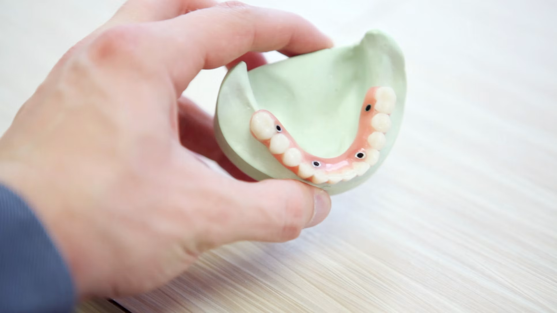 矯正器掉了怎麼辦?托槽鬆脫、矯正線跑掉需要馬上回診嗎? 矯正器掉了怎麼辦?托槽鬆脫、矯正線跑掉需要馬上回診嗎?